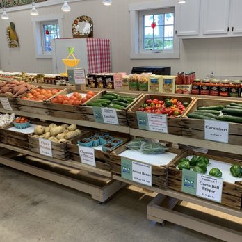 Drazen Orchards - a display of fresh produce - Farmers Market Near Me - Cheshire, Connecticut