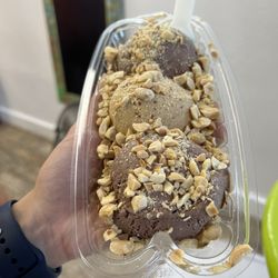 Cool Cow Creamery - Regular Sundae ( 3 Scoops)