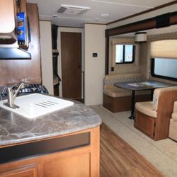 Red Rock RV Rentals - Dinning Area Jayco Bunk House