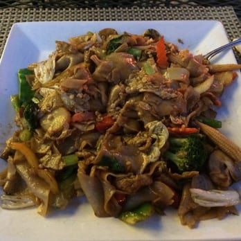 Sukhothai - Drunken noodles with vegetables - Thai Near Me - Rochester Hills, Michigan