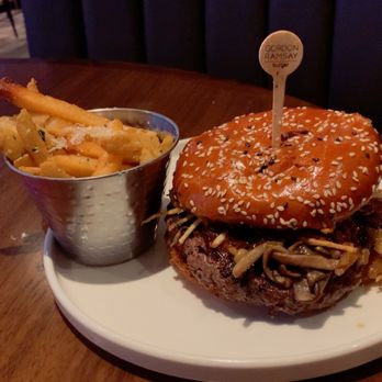 Gordon Ramsay Burger Las Vegas - Steak Dinner Burger w/ Truffle Parmesan Fries - Burgers Near Me - Las Vegas, Nevada Gordon Ramsay Burger Las Vegas - Steak Dinner Burger w/ Truffle Parmesan Fries - Burgers Near Me - Las Vegas, Nevada