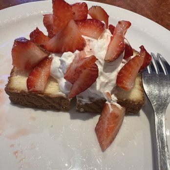 Sizzler - DIY strawberry shortcake with fresh strawberries - Steakhouses Near Me - Moreno Valley, California