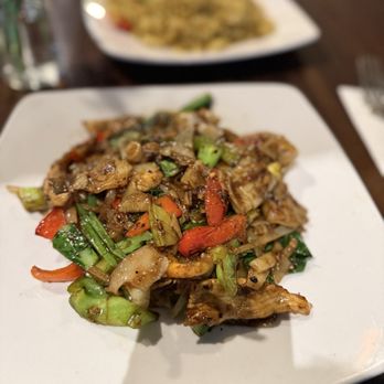Thai Kitchen Bird Pepper - Drunken Noodles - Thai Near Me - Bellevue, Washington Thai Kitchen Bird Pepper - Drunken Noodles - Thai Near Me - Bellevue, Washington