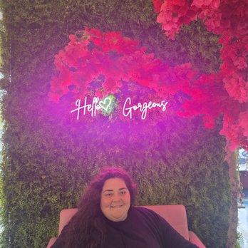 Bubbles & Delights Café - Hello Gorgeous instagram worthy photo opportunity!! - Cafes Near Me - Petaluma, California