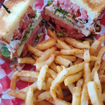 Roscoe's Tavern - BlT - Gay Bars Near Me - Chicago, Illinois
