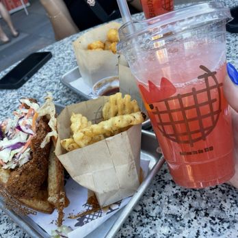 Bruxie - STRAWBERRY LEMONADE, WAFFLE-CUT FRIES, CHICKEN AND WAFFLE - Chicken Shop Near Me - Davis, California