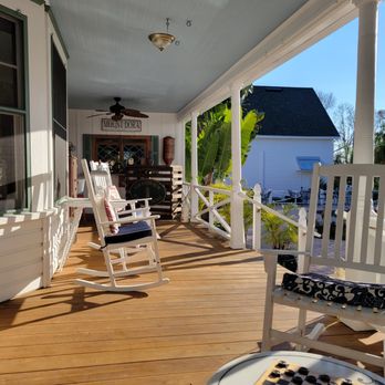 Grandview Bed & Breakfast - Part of the inviting porch - Bed & Breakfast Near Me - Mount Dora, Florida