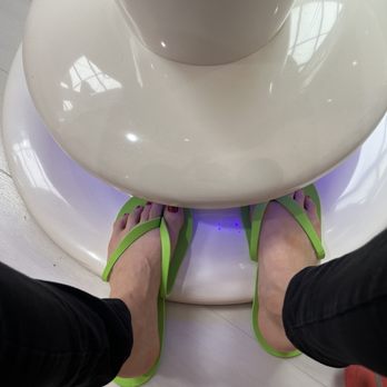 Pink Me Up Nails - Fancy fan - Nail Salons Near Me - Bellevue, Washington