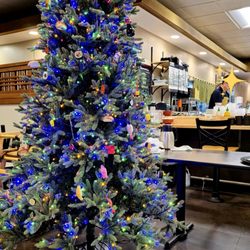 Sushi Ki-ichi - Nice Christmas tree and cute sushi ornaments