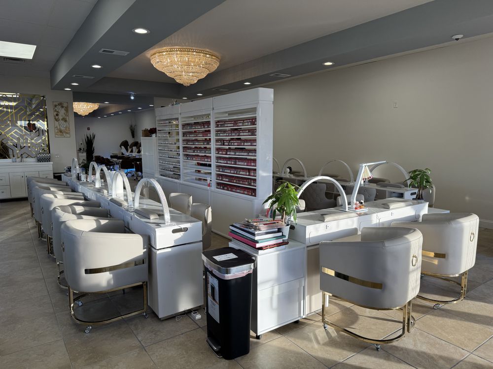 Evey's Nails & Spa Logo