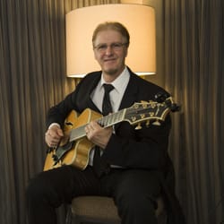 Tom Lawrence Guitar Lessons - Solo guitar gig ....