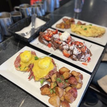 Café Luna - Corned Beef Hash Eggs Benedict, Strawberry Chocolate Kiss French Toast, Smoked Salmon Bacon Omlette - Coffee & Tea Near Me - Cambridge, Massachusetts