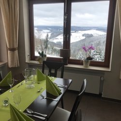 Hotel-Restaurant-Café Erholung - Blick ins Lokal mit Ausblick in die Umgebung.
