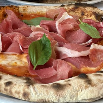 Valdo Gatti - Margarita with prosciutto - Pizza Near Me - Lisbon, 11 Valdo Gatti - Margarita with prosciutto - Pizza Near Me - Lisbon, 11