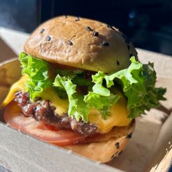City Golf Gordon - Flame grilled burgers from Chubby Buns