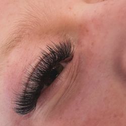 Eyecrave Beauty Lounge - Volume lash extensions