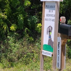 Pleasant Run Dog Training & Grooming - Signage just before your turn.