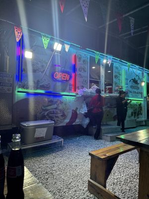 Taqueria 5 Hermanos Food Truck by null
