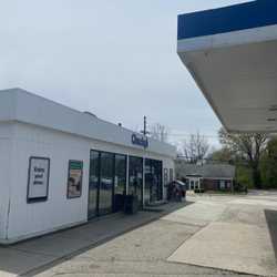 Chucky's Country Store - Does service at this location inside wouldn't refund my 6/4 for a broken air filter on his compound