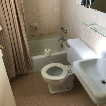 Sunset Motel - Dirty bathroom. - Hotels Near Me - Batavia, New York