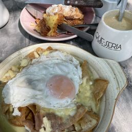Chilaquiles verdes con un croissant de avellanas Chilaquiles verdes con un croissant de avellanas