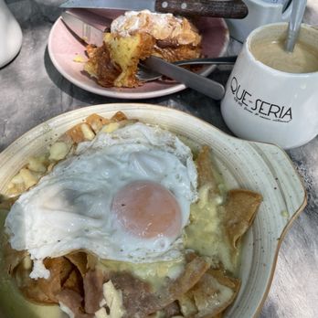 Qué Sería de Mí - Chilaquiles verdes con un croissant de avellanas - Breakfast & Brunch Near Me - México, D.F., DIF Qué Sería de Mí - Chilaquiles verdes con un croissant de avellanas - Breakfast & Brunch Near Me - México, D.F., DIF