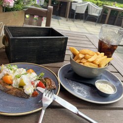 The Carnarvon Arms Hotel - Burrata and chips. Excellent creamy appetizer that i ate as a midday meal. Excellent