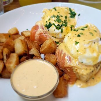 River North Bistro - Lake Benedict (smoked salmon, poached eggs, béarnaise, house made biscuit) - American Near Me - Chicago, Illinois