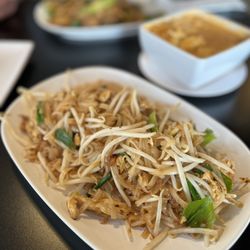 Surin Thai - Pad Thai | Instagram: GaoGirlsGrubbin