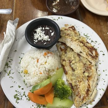 El Camello Jr. - Grilled garlic fish with black beans, rice and steamed vegetables - Mexican Near Me - Tulum, ROO