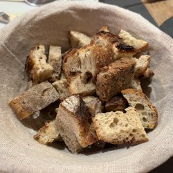 La Cloche à Fromage - Toasted??? bread for the fondue