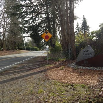 Innis Arden - Innis Arden stone on the right side of one of the road entrances to Innis Arden. - Landmarks & Historical Buildings Near Me - Seattle, Washington