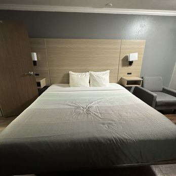 Quality Inn - Looks like someone stepped on bed leaving a deep indent - Hotels Near Me - Bishop, California Quality Inn - Looks like someone stepped on bed leaving a deep indent - Hotels Near Me - Bishop, California