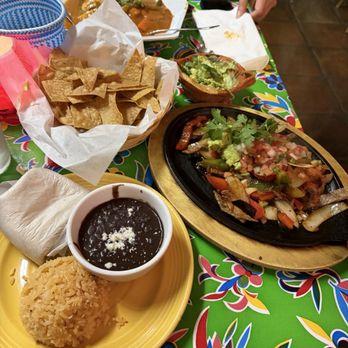 Quiadaiyn Restaurant - Beef fajitas & Mole Amarillo - Mexican Near Me - Los Angeles, California