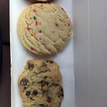 Crumbl - Vienna - Snickerdoodle, confetti, chocolate chip and a sugar cookie - Bakeries Near Me - Vienna, Virginia Crumbl - Vienna - Snickerdoodle, confetti, chocolate chip and a sugar cookie - Bakeries Near Me - Vienna, Virginia