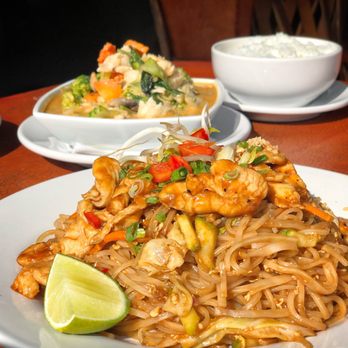 Tepetate Pian - Pad Thai in front, Penang curry in back - Thai Near Me - Ajijic, JAL