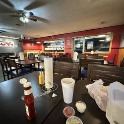 BIG T’S Seafood Restaurant - Diningroom