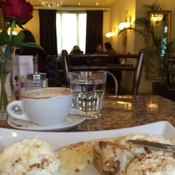 Café City - Sehr schön präsentiert. Cappiccino und Apfelstrudel mit viel Vanillesauce und Rahm.