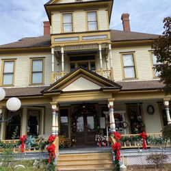 Coleman House Inn - The front of the Coleman House