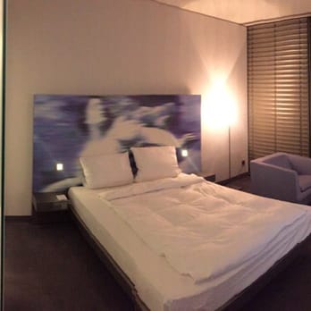 INNSIDE - Zimmer mit Blick zum "Fenster" - Hotels Near Me - Munich, BY
