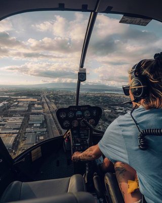 60 Minute Circle Island Tour - Covers nearly the entire island including Waikiki, Diamond Head, Pearl Harbor, Kaneohe Bay,
Jurassic Valley, Sacred Falls, the North Shore, and Dole Plantation.