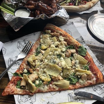 600 Degrees - Palo Alto slice, 10 Wings - Bars Near Me - Round Rock, Texas