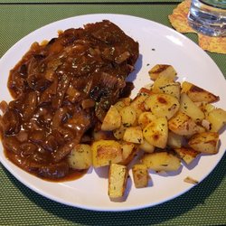 Die Pfälzer - Pfälzer Hackbraten mit Dörrfleisch und Speck, dazu Zwiebelsauce und Bratkartoffeln. Dazu gibt es noch einen wirklich frischen Blattsalat