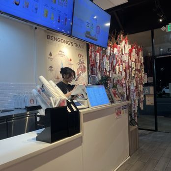 BenGong's Tea - Arcadia - The helpful worker  & scenery / indoor / ambience - Bubble Tea Near Me - Arcadia, California