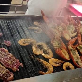 Saveurs des Continents - 1 steak, 3 shrimp and 1 half lobster at a time per person so you need to line up and wait. - Buffets Near Me - Quebec City, Quebec