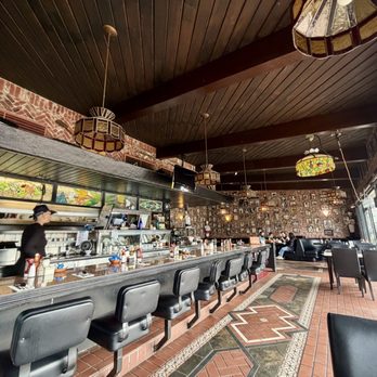 North Hollywood Diner - Bar area with some seating on both ends. - Diners Near Me - North Hollywood, California North Hollywood Diner - Bar area with some seating on both ends. - Diners Near Me - North Hollywood, California