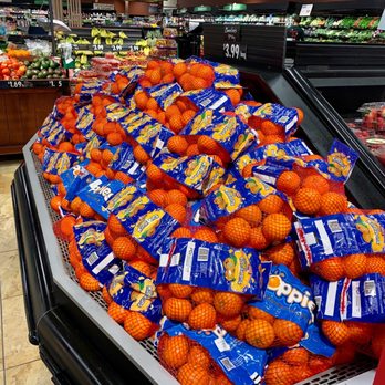 Giant Eagle - a display of oranges in a grocery store - Grocery Near Me - Stow, Ohio Giant Eagle - a display of oranges in a grocery store - Grocery Near Me - Stow, Ohio