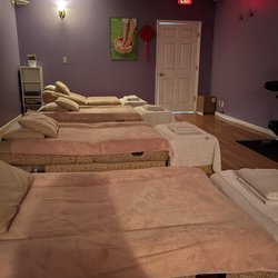 Sunshine Foot Spa - The simple and clean large room for foot  massages
