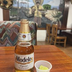 Taqueria Jalapenos - Modelo with lime