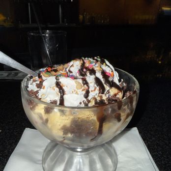 Duke's Tavern - Brownie sundae - Coffee & Tea Near Me - Amherst, New York